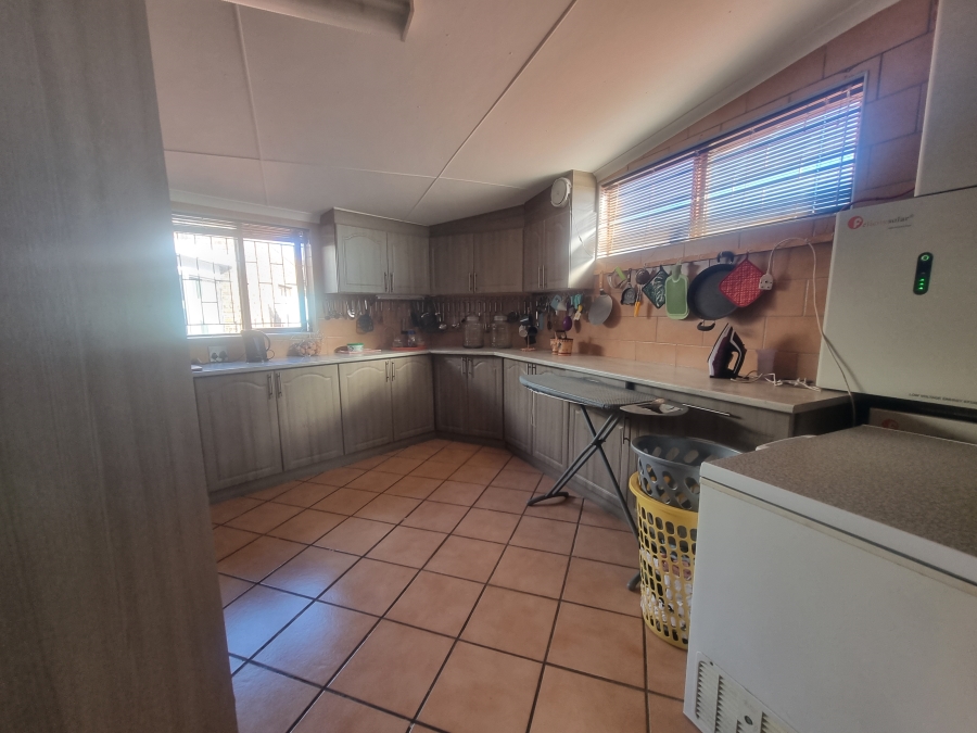 6 Bedroom Property for Sale in Heiderand Western Cape